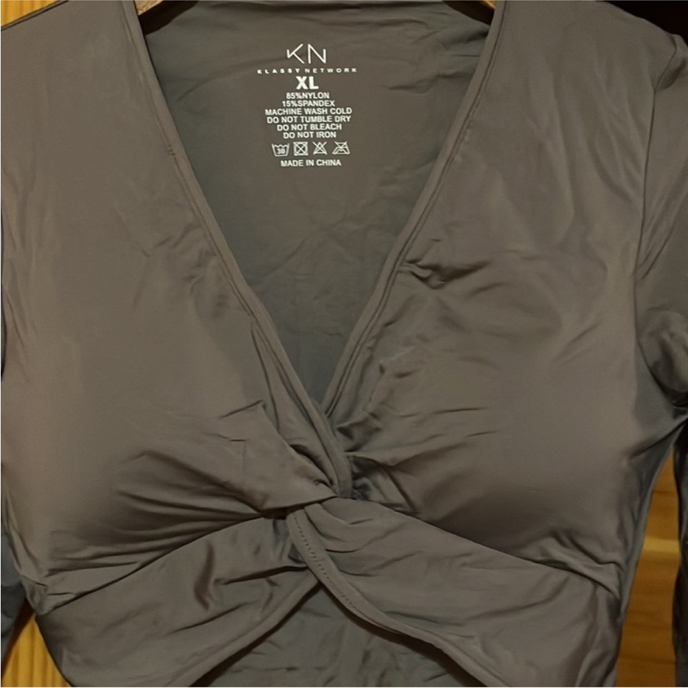 Klassy Network TWIST KNOT LONG SLEEVE
BRAMI (CROP) Size XL NWT - Picture 8 of 8